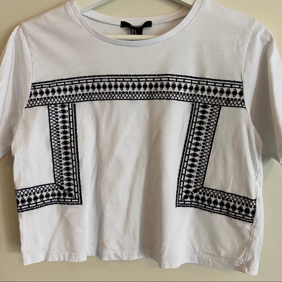 💥3/$25💥 F21 Crop T-shirtTop w/Black Embroidery - Picture 1 of 7
